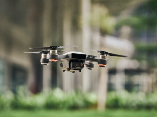 Czy zestrzelenie drona latającego nad naszą posesją jest legalne?